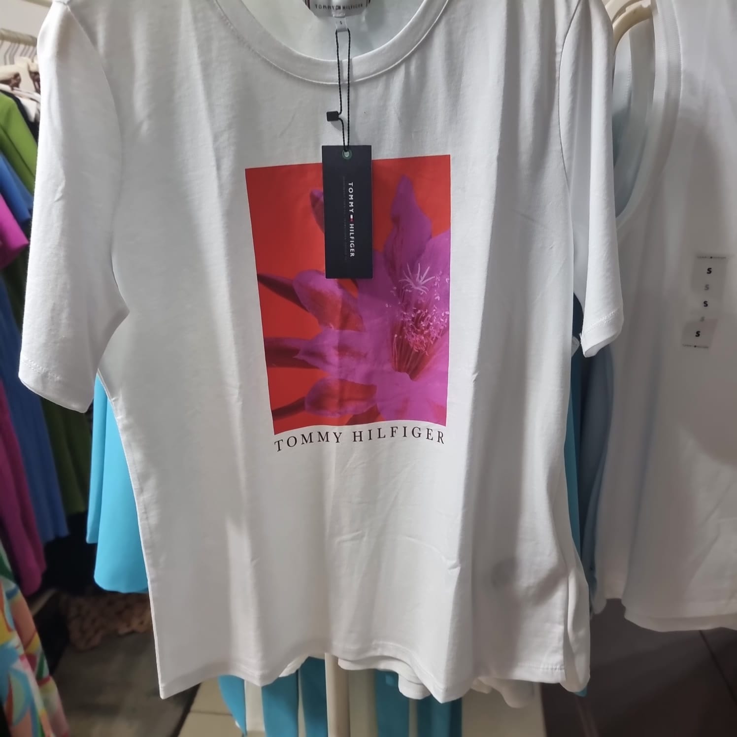 https://accessoiresmodes.com//storage/photos/360/TEE-SHIRT-TOMMY/TEE SHIRT  TOMMY FLORAL pg.jpg